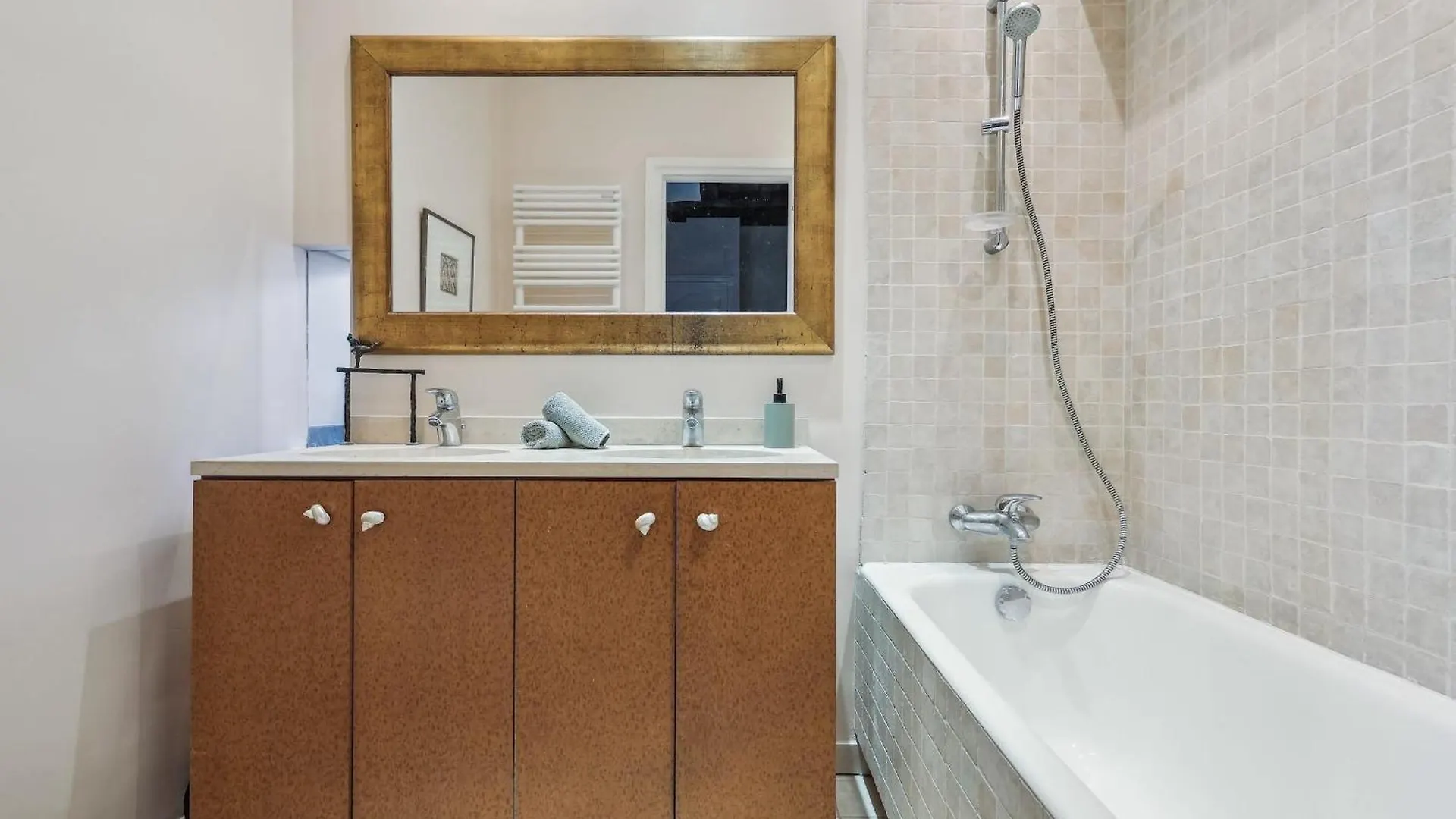 Le Marais & Place Des Vosges - 3Br - Cityapartmentstay Paris Apartment